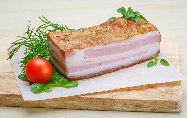 Roher Speck mit Kräutern — Stockfoto