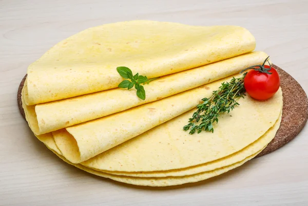 Pilha de tortilla com ervas — Fotografia de Stock