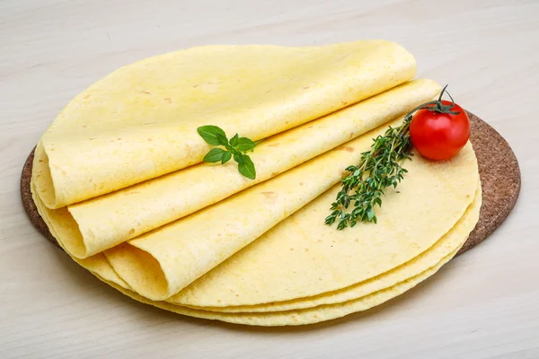 Pilha de tortilla com ervas — Fotografia de Stock