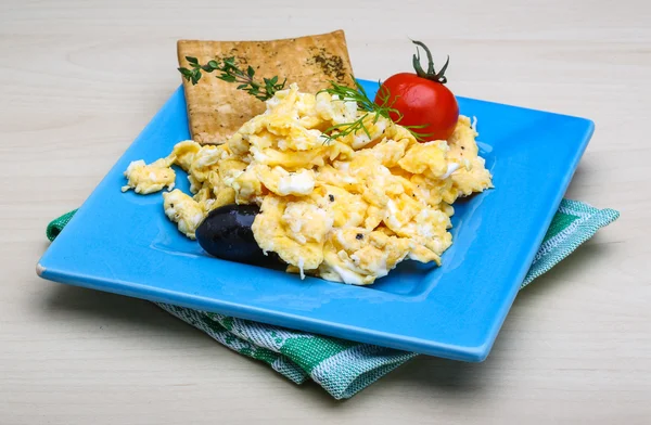 Huevos revueltos con tomate y eneldo —  Fotos de Stock