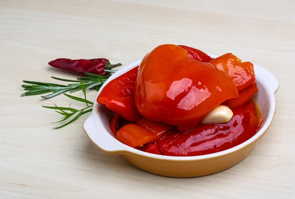Маринованный красный перец с чесноком — стоковое фото