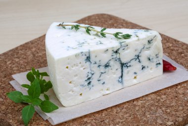 Mavi peynir fesleğen ve biberiye ile