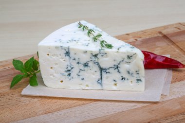 Mavi peynir fesleğen ve biberiye ile