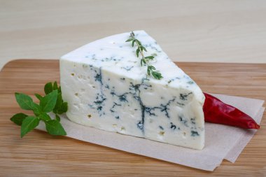 Mavi peynir fesleğen ve biberiye ile