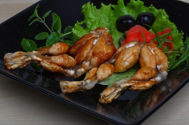 Otlar ile kavrulmuş kurbağa bacağı