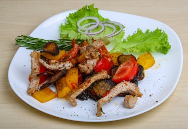 ile sebze kızarmış domuz eti