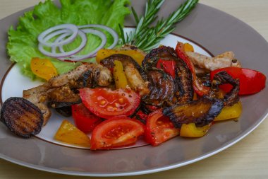 Sebzeli kızarmış domuz.