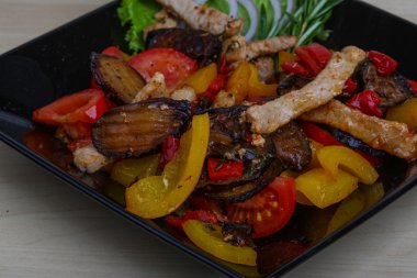 Sebzeli kızarmış domuz.