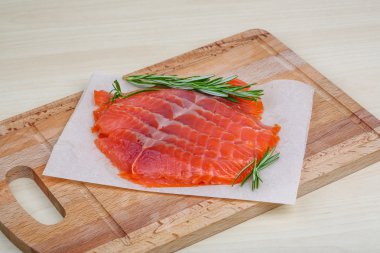 Rosemary ile Somon dilimlenmiş