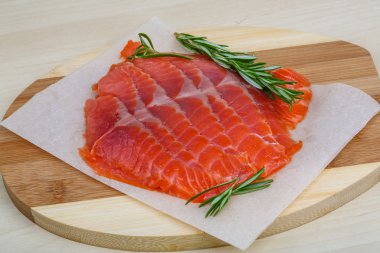 Rosemary ile Somon dilimlenmiş