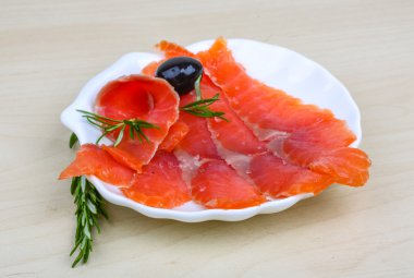 Rosemary ile Somon dilimlenmiş