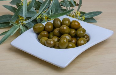 Kase içinde yeşil zeytin