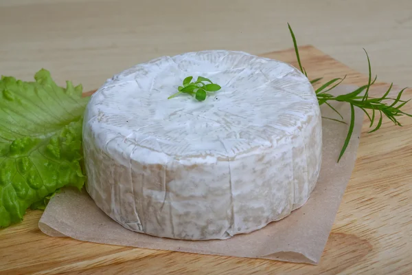 Queijo camembert com ervas — Fotografia de Stock