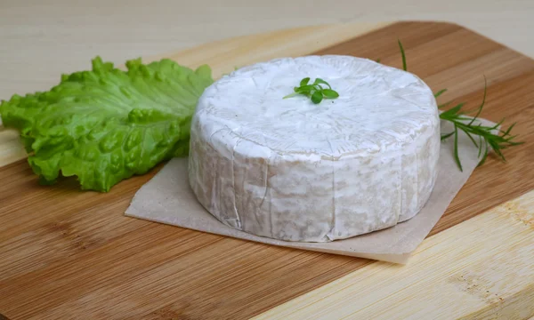 Camembert peyniri otlar ile — Stok fotoğraf