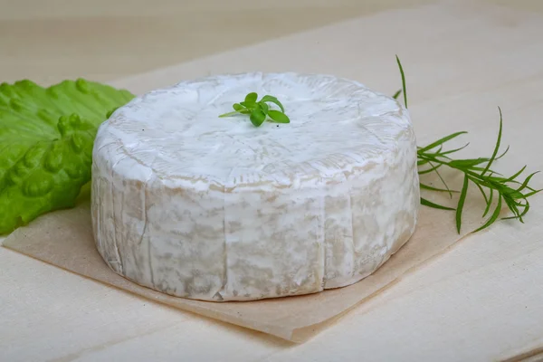 Camembert peyniri otlar ile — Stok fotoğraf