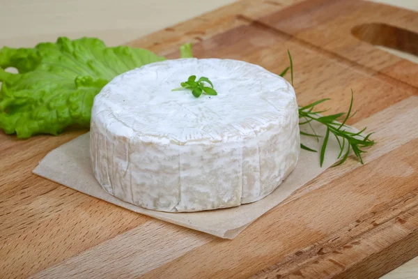 Camembert peyniri otlar ile — Stok fotoğraf