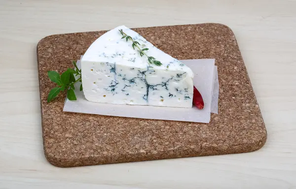 Blauschimmelkäse mit Basilikum und Rosmarin — Stockfoto