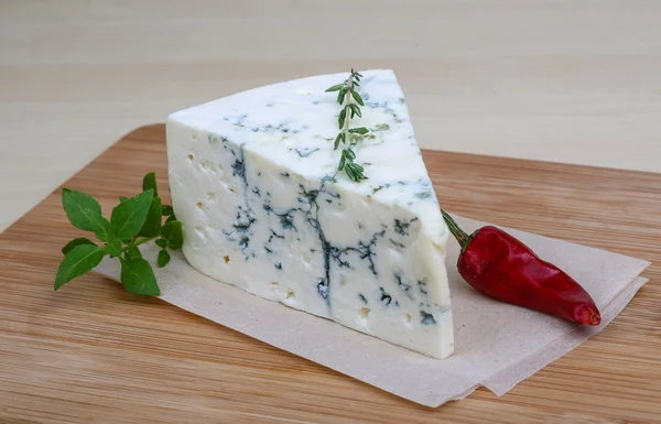 Blauwe kaas met basilicum en rozemarijn — Stockfoto