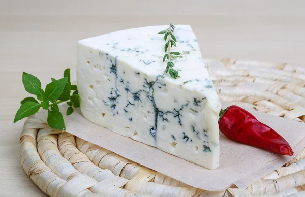 Queso azul con albahaca y romero —  Fotos de Stock