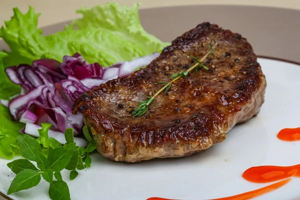 Grillezett marhahús steak hagymás — Stock Fotó