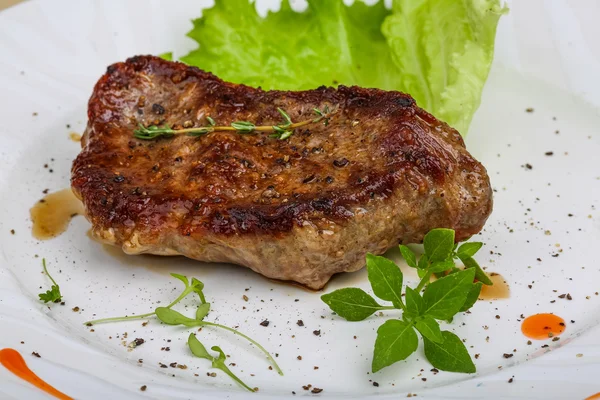 Carne assada com alface — Fotografia de Stock