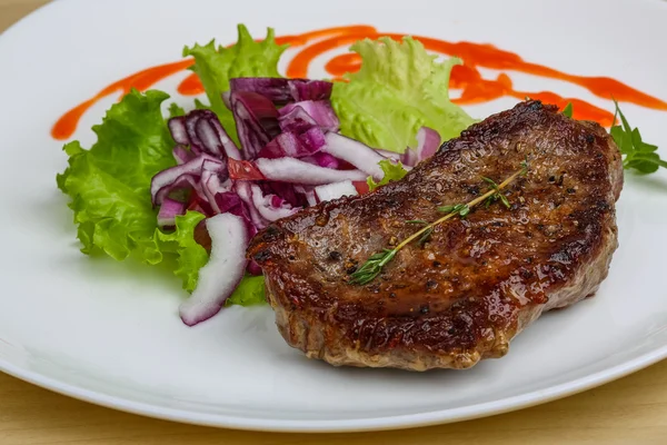 Grilled beef steak with onion — Stock Photo, Image