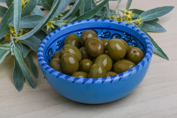 Olives vertes dans un bol — Photo