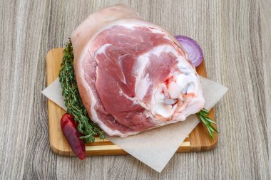 Çiğ domuz knuckle