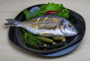 Otlar ile ızgara dorado