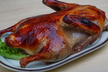 Ahşap zemin üzerine kızarmış ördek