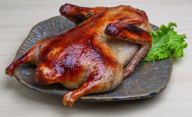 Ahşap zemin üzerine kızarmış ördek