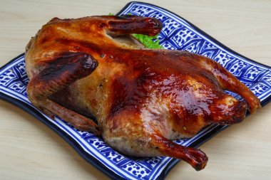 Ahşap zemin üzerine kızarmış ördek