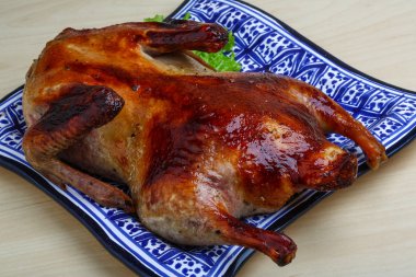 Ahşap zemin üzerine kızarmış ördek