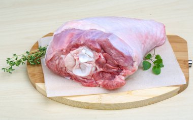 Çiğ hindi bacağı