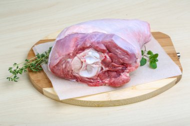 Çiğ hindi bacağı