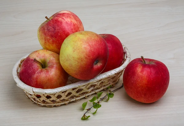 Pocas manzanas en la cesta — Foto de Stock