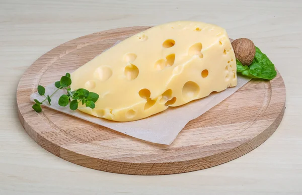 Sarı peynir kekik ile — Stok fotoğraf