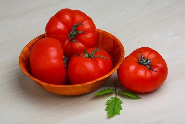 Tomates vermelhos na tigela — Fotografia de Stock