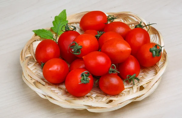 Kirschtomaten im Korb — Stockfoto