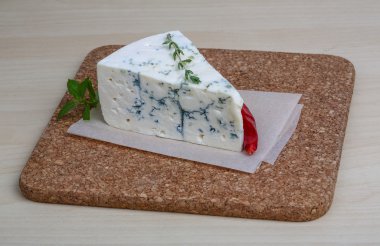 mavi peynir otlar ile