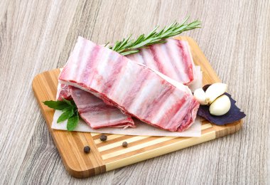 Ham kuzu kaburga sarımsak ile