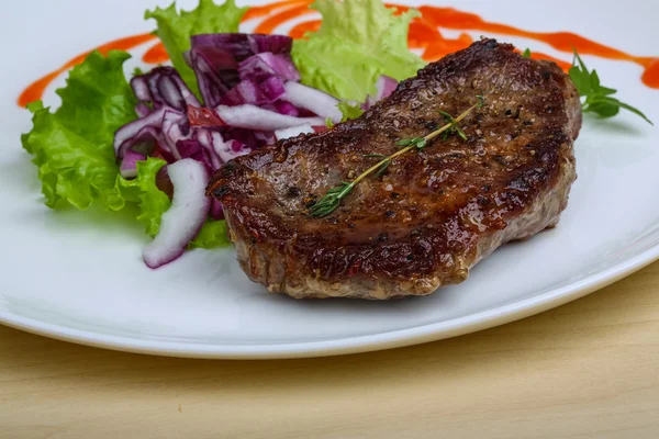 Grilovaný hovězí steak s cibulí — Stock fotografie