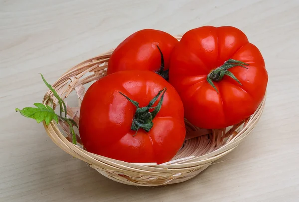 Ganze Tomaten im Korb — Stockfoto