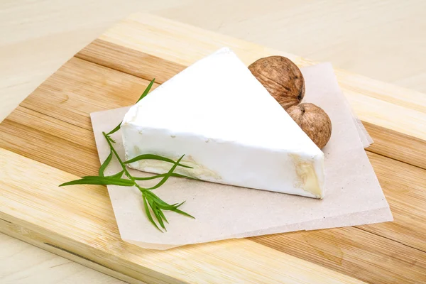 Brie ost med valnöt — Stockfoto