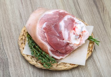 Rosemary ile çiğ domuz knuckle