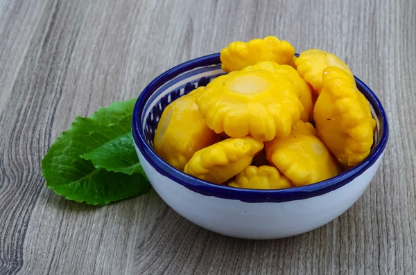 Yellow patissons with salad leaves — Stock Photo, Image