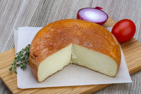 Традиционный сыр Сулугуни с розмарином — стоковое фото