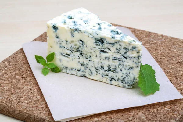 Dor plísňový sýr s bazalkou — Stock fotografie