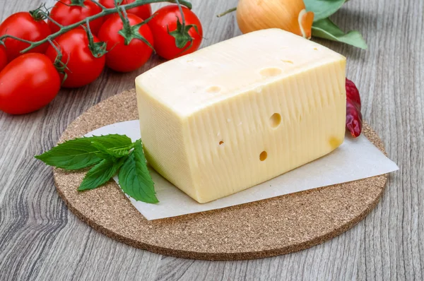 Ladrillo de queso amarillo con menta —  Fotos de Stock
