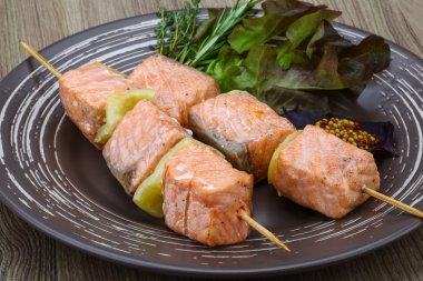 Rosemary ile som balığı şiş